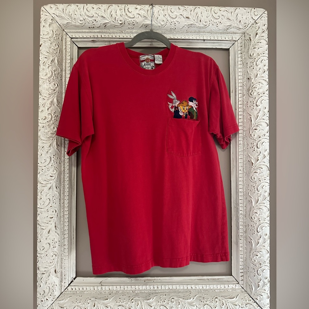 Vintage Warner Bros. Red Looney Tunes Graphic Tee with embroidered characters.❣️